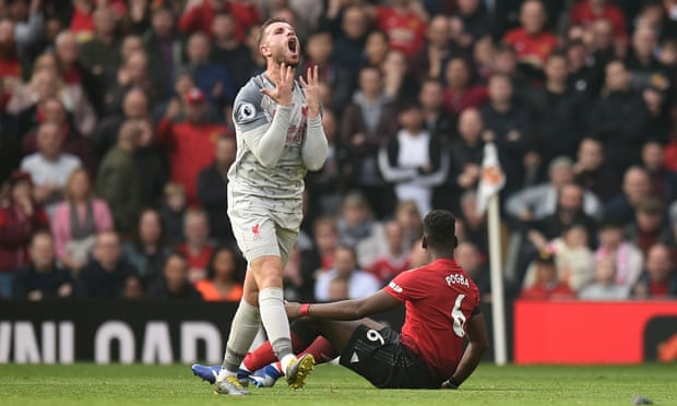 Fusha e spërkatur me hudhër ‘prishi’ derbin United-Liverpool