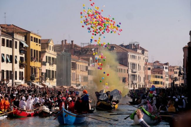 Karnavale dhe atmosferë në Venecia dhe Nisë