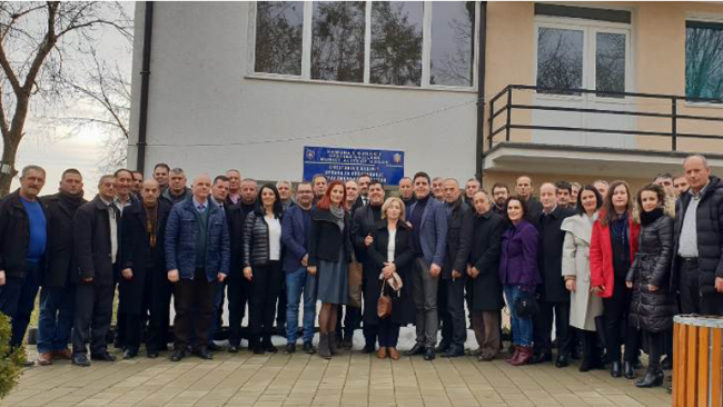 Haziri uron nxënësit dhe mësimdhënësit për fillimin e gjysmëvjetorit të dytë
