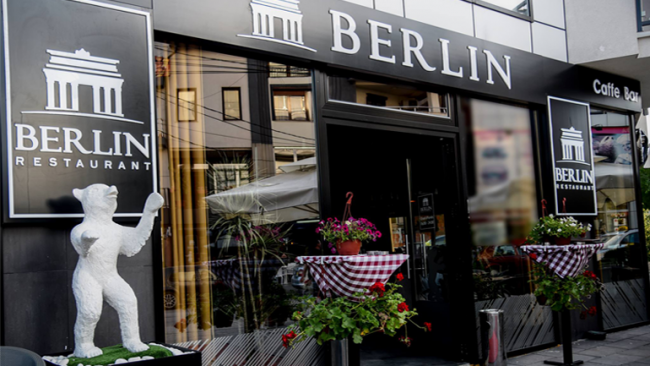 Mbrëmje muzikore në Restaurant “Berlin”, ju argëtojnë Bashkim Kërqeli, Osman Shehu dhe Arbër Maliqi