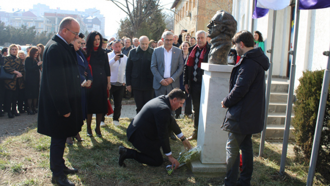 Në Gjilan u përurua busti i ish-presidentit, Ibrahim Rugova