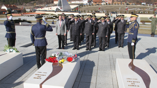 Ministri i Mbrojtjes dhe komandanti i FSK-së bëjnë homazhe në Kompleksin Memorial në Prekaz