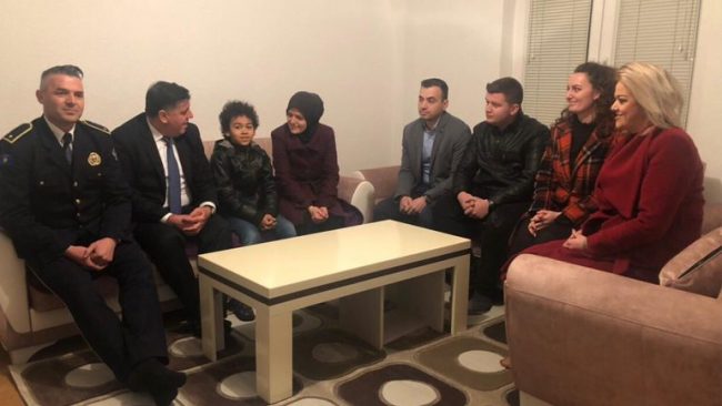 Në prag të festës së Pavarësisë, Lutfi Haziri i dhuron çelësat e banesës familjes së Qefsere Dakut
