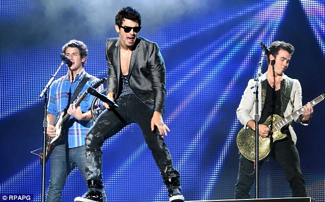 Po rikthehet grupi ‘Jonas Brothers’