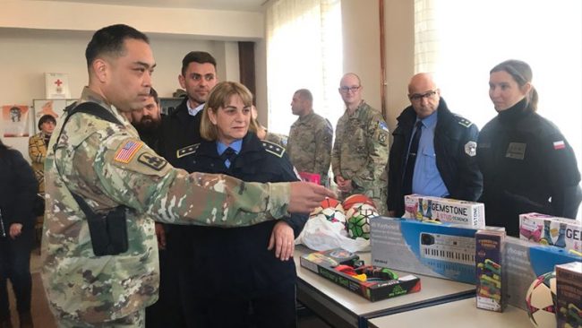 KFOR-i Amerikan dhe Policia e Kosovës dhurojnë lodra për nxënësit e shkollës në Jasenovik