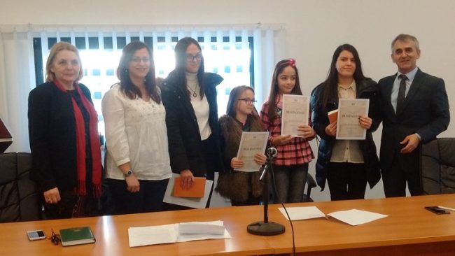 Elina Hajrullahu, Tuana Ajvazaj, Valdete Salihu dhe Haqife Rahimaj shpallen lexuesit e vitit në Bibliotekën e Gjilanit