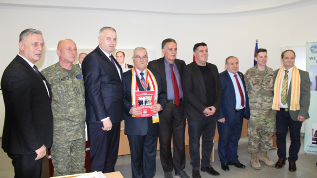 Në Gjilan, Komiteti Botëror i Paqes ndan çmimin e paqes për gjeneral Sulejman Abazit