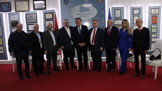 Haziri nderon me çmimin “Nderi i Qytetit” tetë personalitete që kanë dhënë shumë për sportin