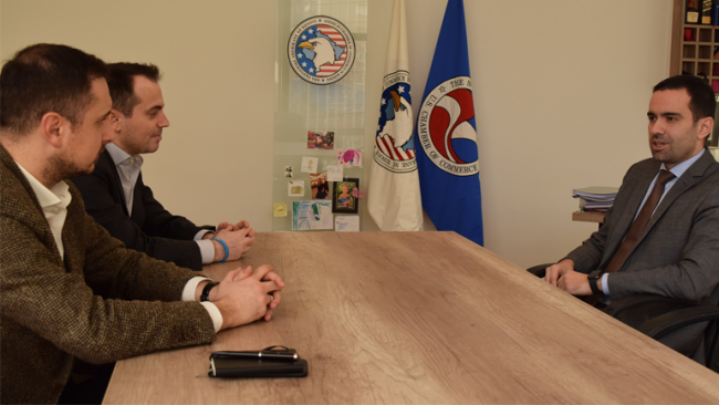 Oda Amerikane njofton investitorët potencialë me mundësitë e investimit në Kosovë