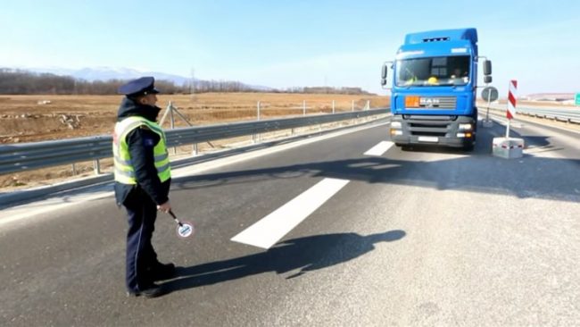 Nuk i ndalet policisë, e godet me kamion zyrtarin policor