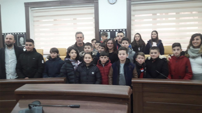 Fëmijët e shkollës “Hello” vizitojnë Kuvendin  Komunal të Gjilanit