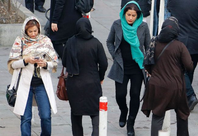 Policia e ‘moralit’ në Iran abuzon me gratë, shkak kodi i veshjes