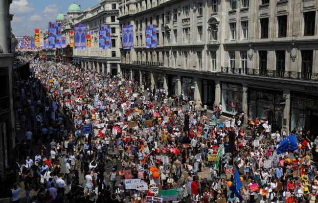 Protesta masive në Londër, rreth 1 milionë njerëz kërkojnë referendum për Brexitin