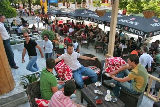 BBC me reportazh të zymtë për Prishtinën: Studentët që rrinin ulur nga një kafene në tjetrën