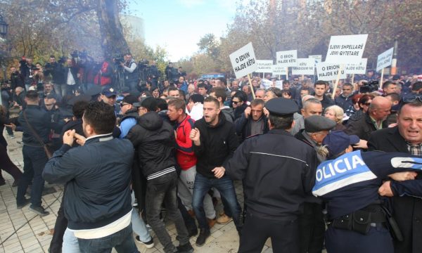 Vazhdojnë protestat në Shqipëri, tentojnë ndërprerjen e seancës plenare