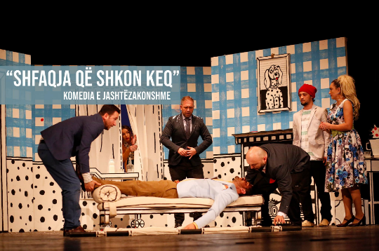Në Teatrin e Gjilanit rikthehet komedia “Shfaqja që shkon keq”