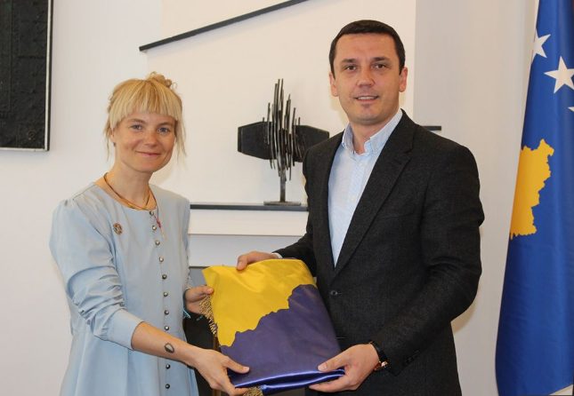 Gjilanasja drejt Everestit, ministri i jep flamurin e Kosovës me vete
