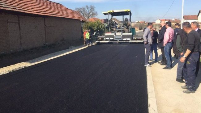 Asfaltohet segmenti i parë i rrugës në Sllatinë të Epërme