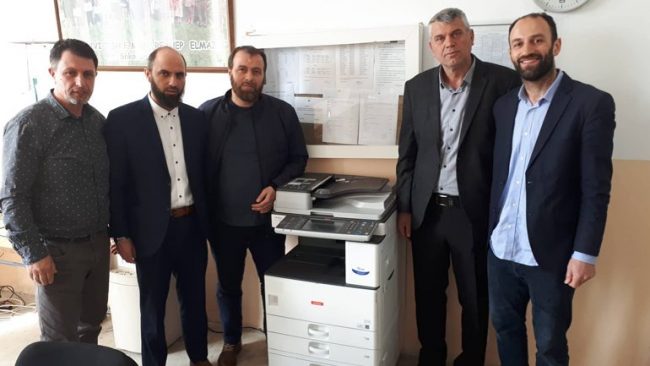 Një aparaturë për fotokopje i dhurohet shkollës fillore “Rexhep Elmazi”