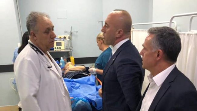 Kryeministri Haradinaj viziton të lënduarit nga aksidenti në Gjilan