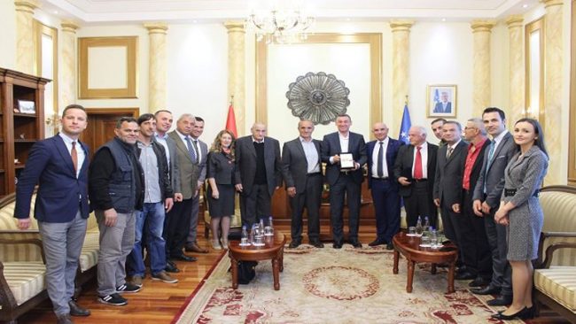 Kryeparlamentari Veseli takoi familjarët e heronjve Idriz Seferi, Shaban Polluzha, Marie Shllaku dhe Ismail I. Thaqi