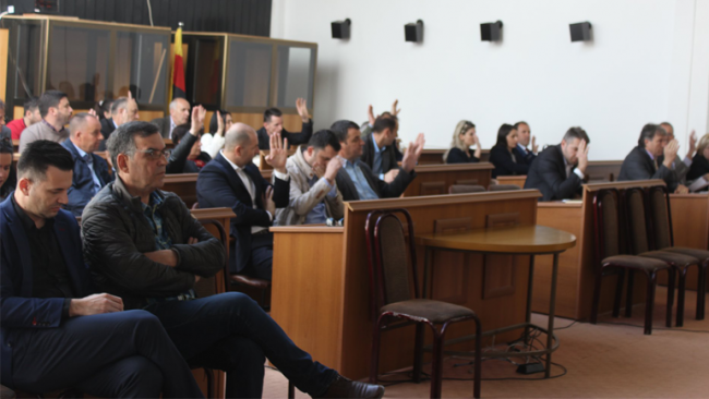 Kuvendi komunal me deklaratë të përbashkët kërkon kyçjen e Vitisë në Autostradën “Arben Xhaferi”