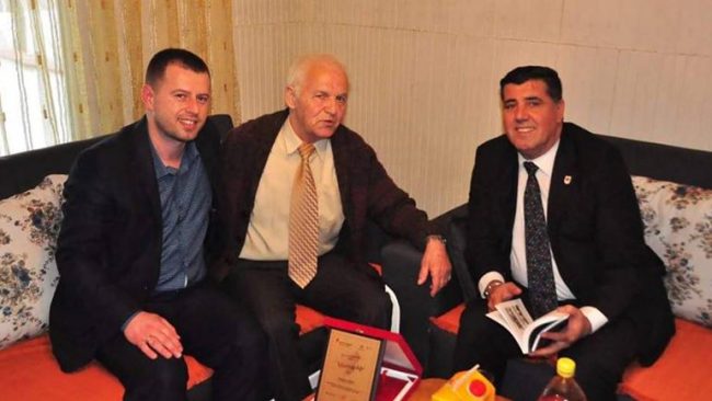 Mësuesi që e hoqi Tito’n prej “Abaz Ajetit” nuk jeton ma!