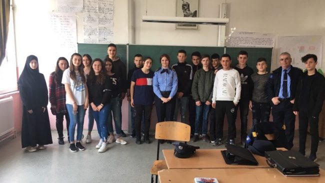 Policia me ligjëratë vetëdijesimi në filloristët e shkollës “Ramiz Cernica”