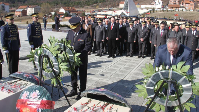 Ministri i Mbrojtjes dhe Komandanti i FSK-së homazhe në Memorialin Përkujtimor në Prekaz