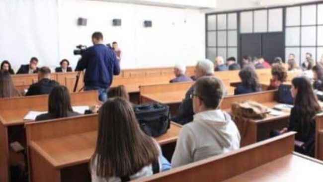 Dy nxënësit e Kamenicës marrin vendin e parë dhe të katërt në garat e fizikës dhe recitimit
