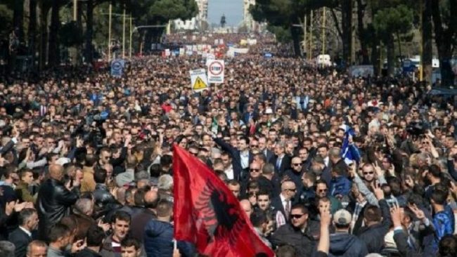 Protesta në Shqipëri, mijëra qytetarë kërkojnë largimin e Edi Ramës