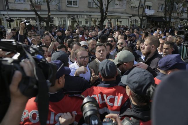 Vazhdojnë protestat në Shqipëri, përplasje me policinë dhe arrestime