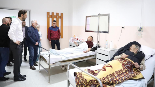 Ministri Ismajli në Spitalin e Gjilanit ka vizituar të lënduarit e aksidentit