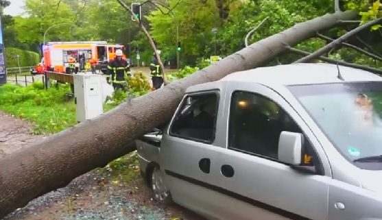Stuhi e madhe në Gjermani, vonesa në fluturime dhe dëme