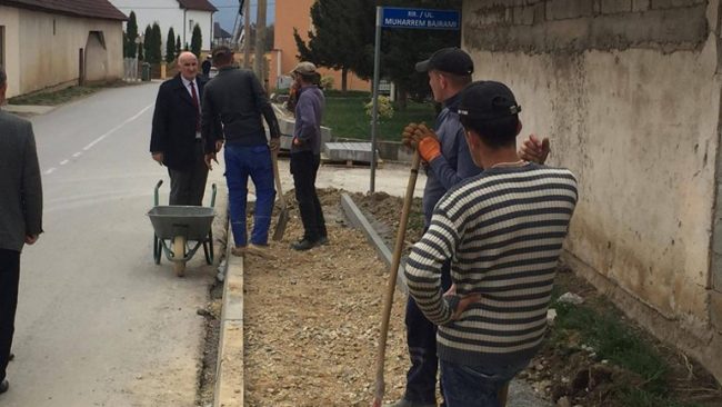 Kreu i Vitisë sheh nga afër punimet në ndërtimin e trotuarit në fshatin Terpezë