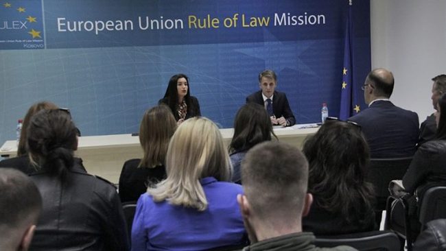 Rreth 40 studentë nga Universiteti “Kadri Zeka” kanë vizituar selinë e EULEX-it