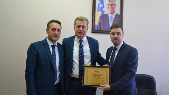 Lëvizja Qytetare “Vatra” nderon me mirënjohje sekretarin e UKZ-së