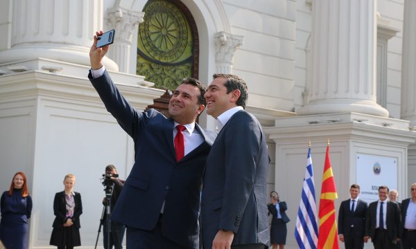 Foto që po bën xhiron e Botës, kryeministri grek dhe maqedonas shembull