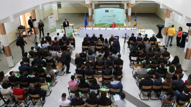 100 të rinjë të Gjilanit nënshkruajnë kontratat e punës praktike me pagesë