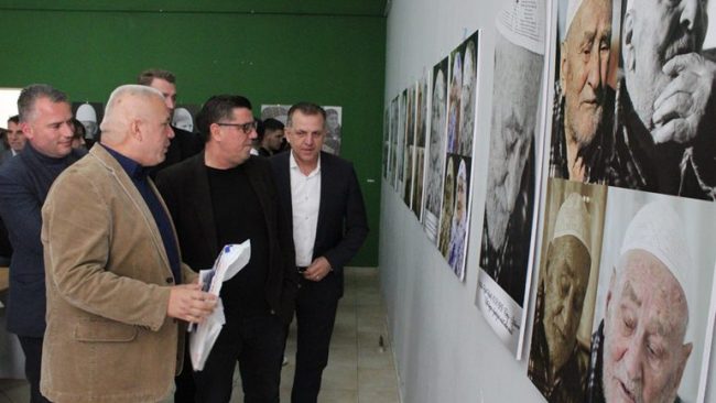 U hap ekspozita me fotografi “Arti i rrudhave” i autorit Muhamed Sadriu