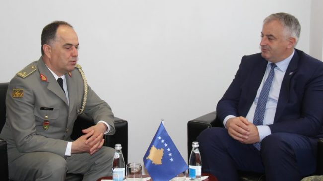 Gjenerali shqiptar Begaj u prit në Ministrinë e Mbrojtjes