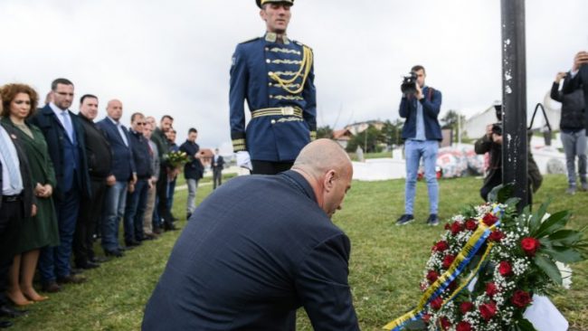 Homazhe te varrezat e dëshmorëve në Velani dhe te përmendorja e Zahir Pajazitit