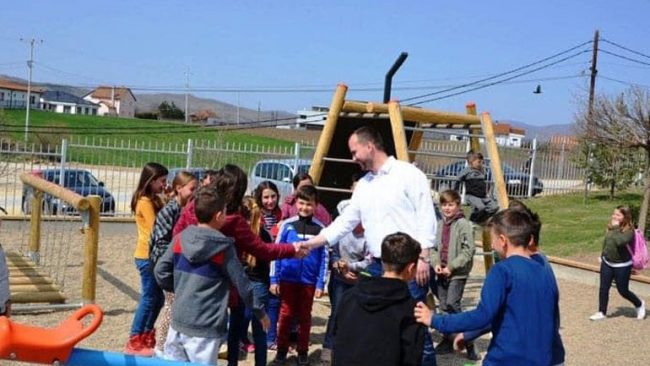 Kryetari i Kamenicës nënshkruan projekt rregulloren komunale për realizimin e të drejtave të fëmijëve