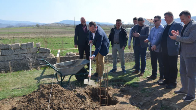 Kryetari Kastrati vë gurëthemelin e shtëpisë për ish ushtarin e UÇK-së