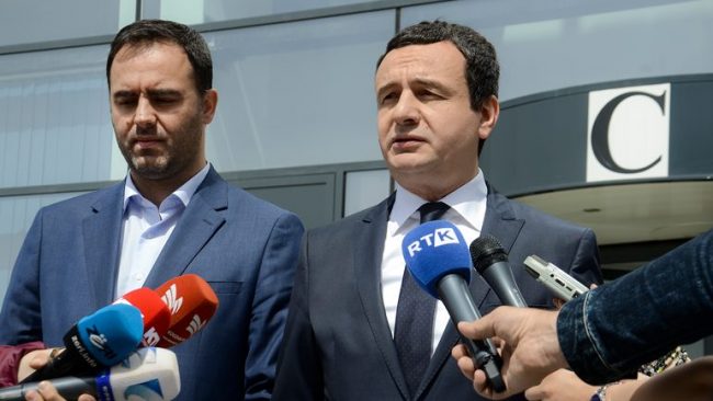 Kurti e Konjufca dorëzojnë kallëzim penal për Thaçin e Veselin, për dëshmi të rrejshme nën betim