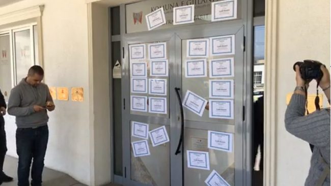 Vetëvendosje: Kryetari i Gjilanit po bëhet gaz i botës me mirënjohje të rrejshme