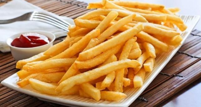 Largoni patatet e skuqura nga pjatat tuaja