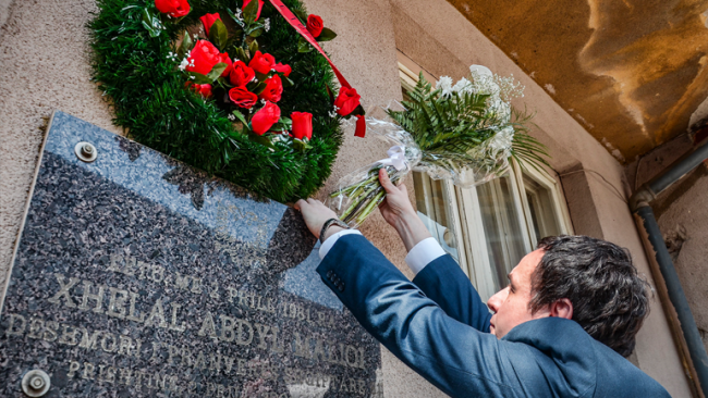 Homazhe para pllakave përkujtimore të dëshmorëve të pranverës së vitit 1981