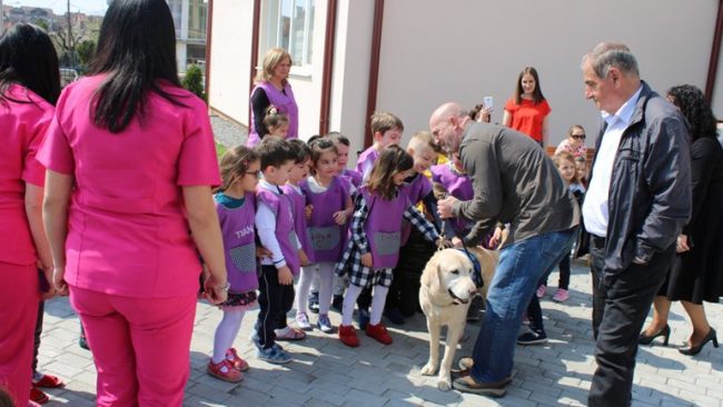 Në Gjilan qeni “Bred” suprizon fëmijet e institucioneve parashkollore