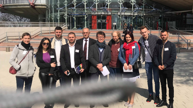 Një delegacion i të rinjve gjilanas priten nga përfaqësues të Këshillit të Europës dhe Parlamentit Europian